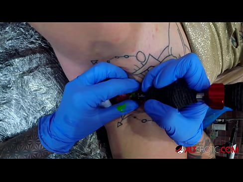 ❤️ Extrem tattooed Hottie Sully Savage krut en Tattoo op hirem Klitoris ❤️ Porno op Porno lb.marketapp.top